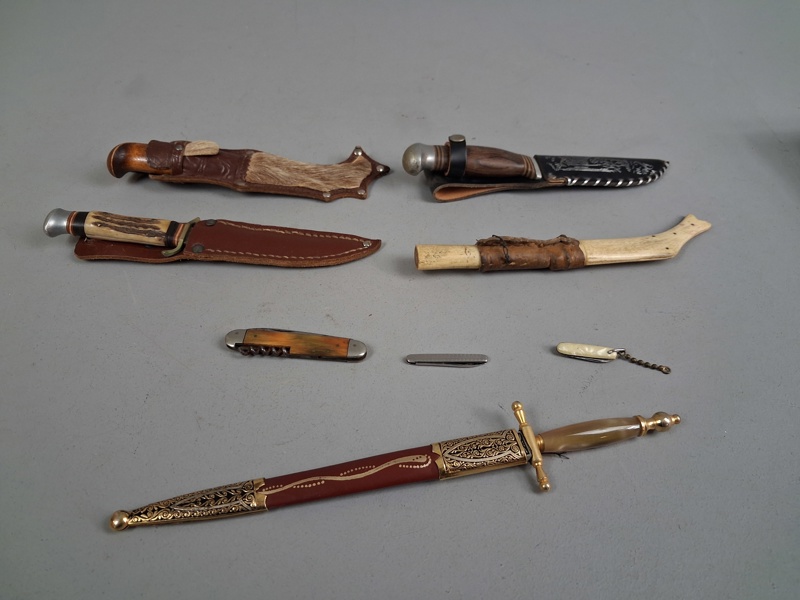 Diverse knivar & fällknivar.