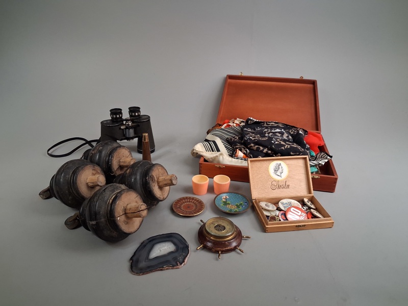 Diverse. Bl.a Kikare Zenith 10x50, sjalar, barometer m.m.