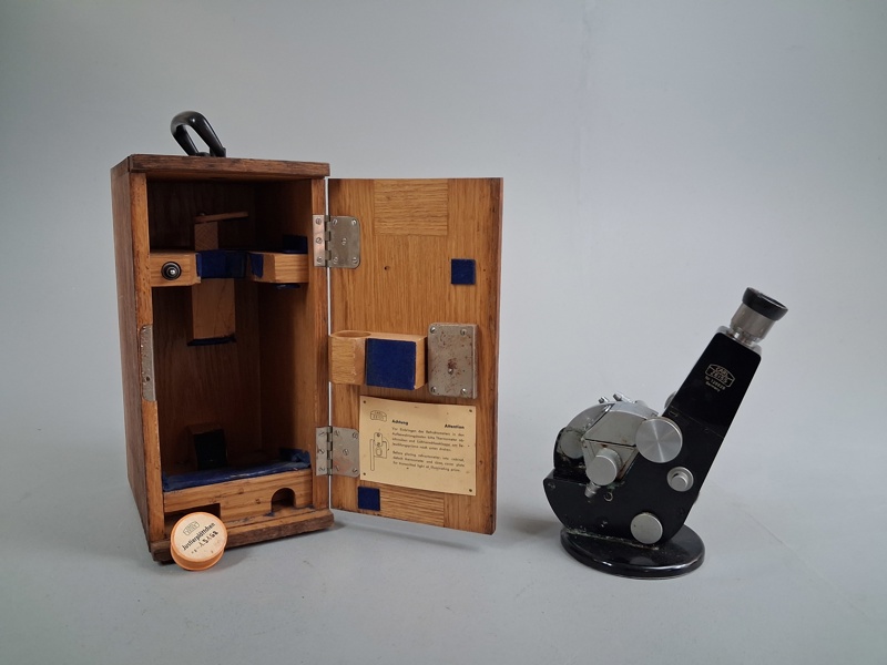 Mikroskop. Carl Zeiss.