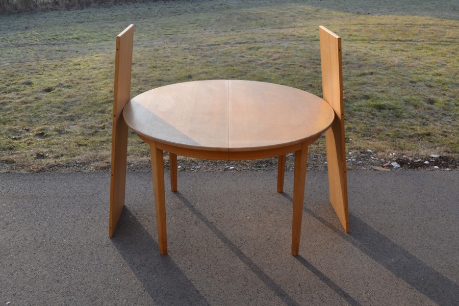 Matbord med 2 iläggsskivor.