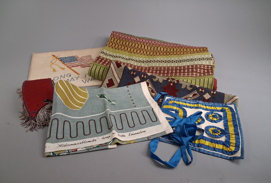 Diverse textil. Bl.a Britta Emanuelson Midsommar blomster & Krage, Hallandia. m.m.