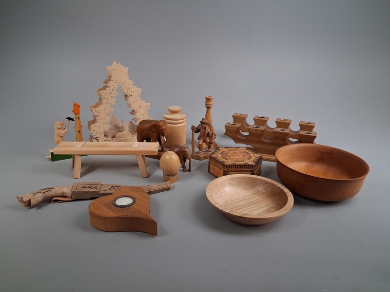 Diverse. Bl.a saker av trä.