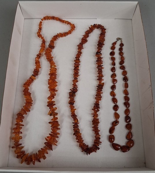 3 Halsband. Bärnsten.