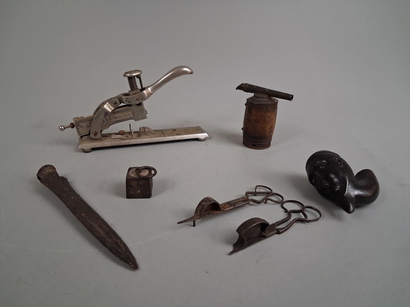 Diverse. Bl.a Midget häft apparat, piphuvud, Ljussax m.m.