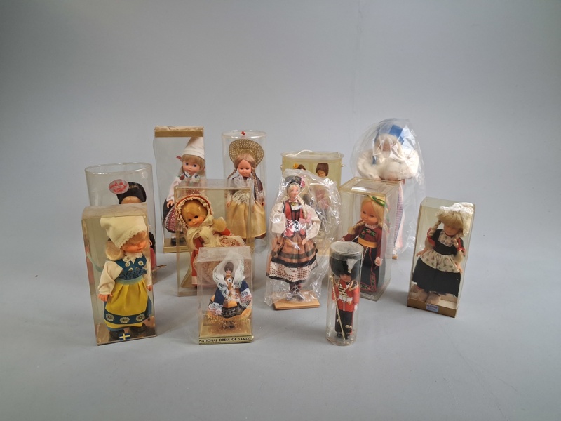 Diverse samlar dockor.