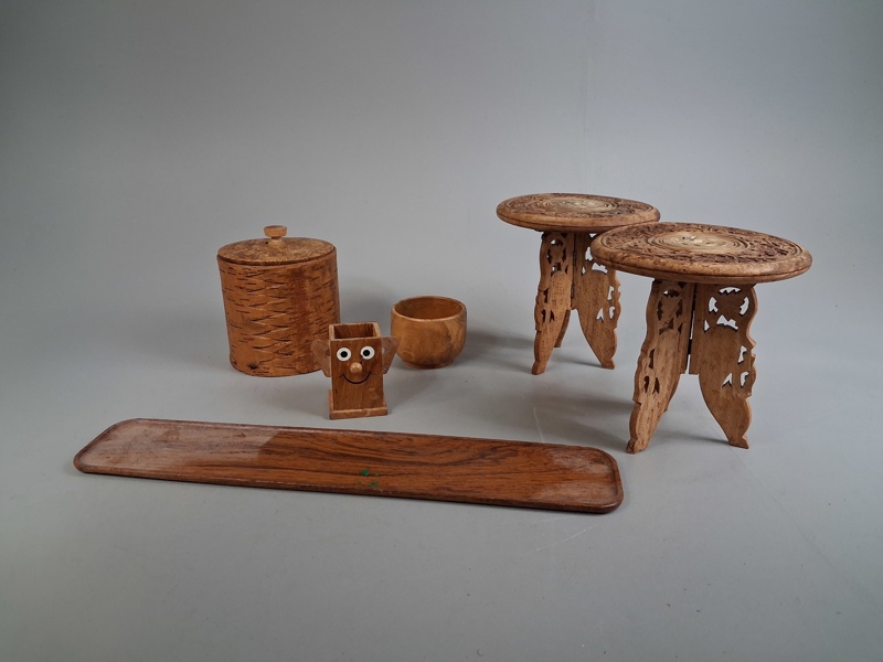 Diverse träsaker. Bl.a Näverburk.