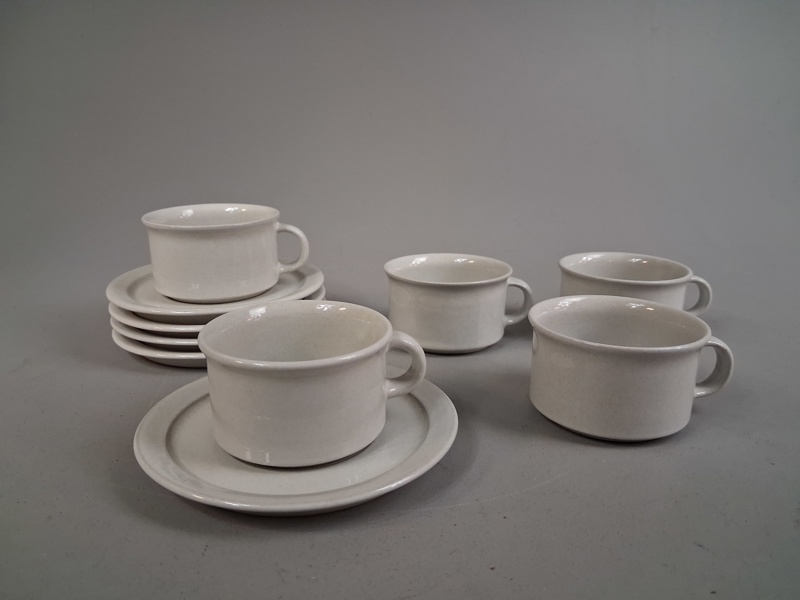 5 Tekoppar med fat. Höganäs Keramik, Signe Persson Melin.