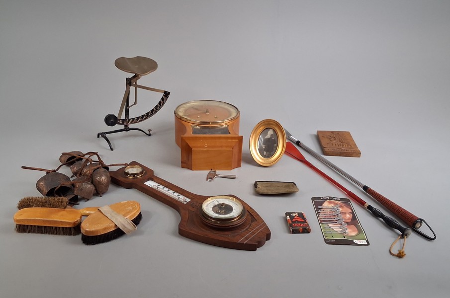 Diverse. Bl.a Brevvåg, Väggur, barometer m.m.