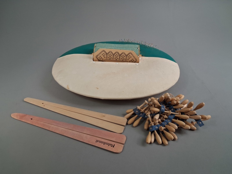 Knyppeldyna med tillbehör.