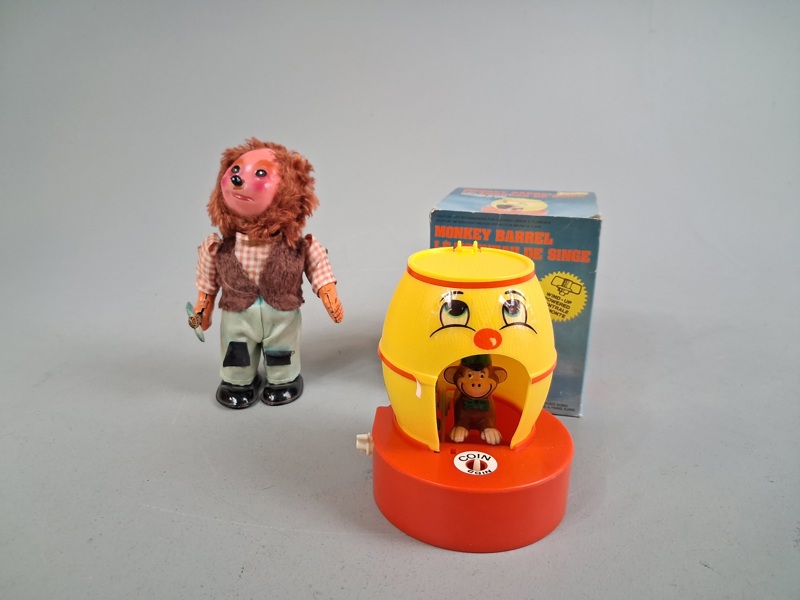 Monkey Barrel Saving bank & Mekanisk leksak, saknar nykel.