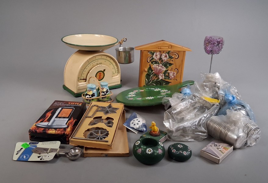 Diverse. Bl.a Kockums våg, struvjärn, bakformar m.m.