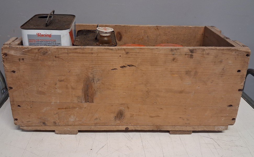 Trälåda, Oljedukar & 4 Plåtburkar.