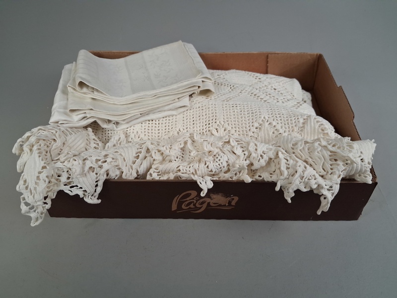 Diverse textil. Virkat sängöverkast Enkelsäng.