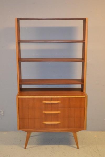 Byrå med hyllöverdel. Teak, 1950/60-talet.