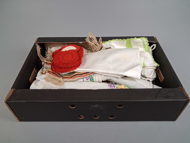 Diverse textil. Bl.a Virkat.