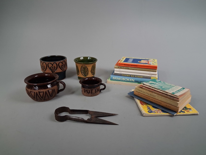 Diverse. Bl.a Laholms keramik & sånghäften & böcker.