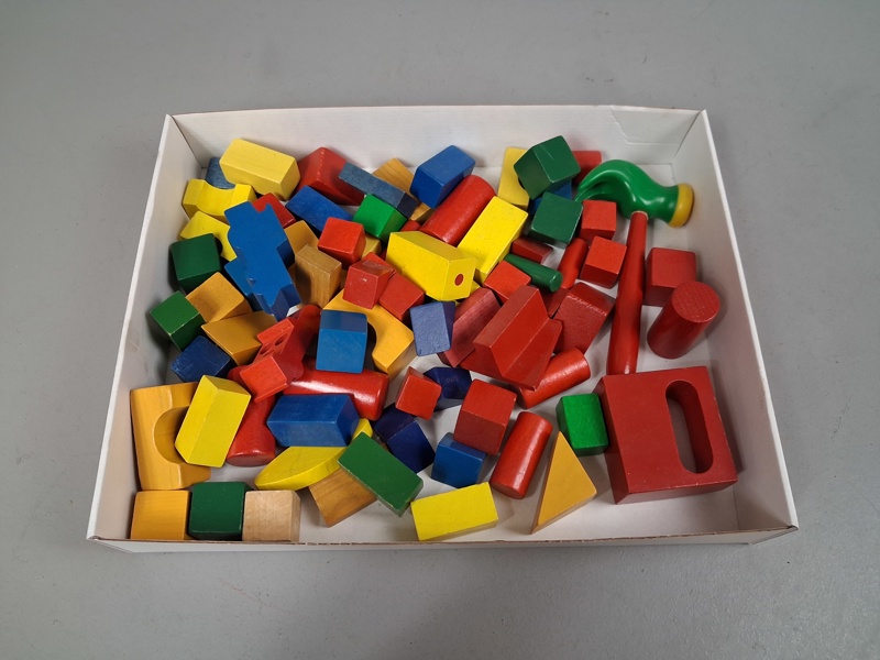 Diverse träklossar. Bl.a Brio.