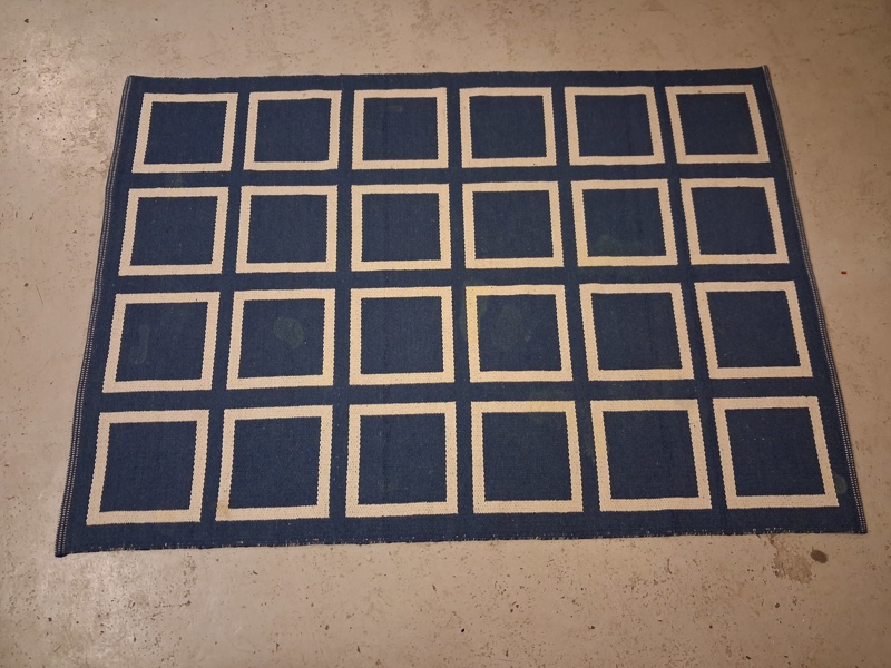 Matta, dubbelvävd geometrisk dekor, vitt & blått.