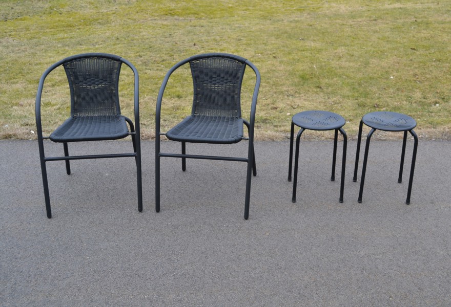 2 Trädgårdsstolar & 2 pallar. Samtida.