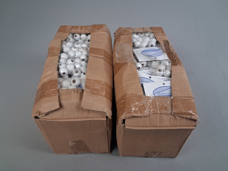 200 förpackningar pärlor. Trä, vitmålade.