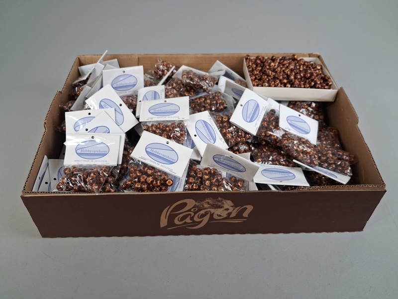 Ca: 120 förpackningar träpärlor.