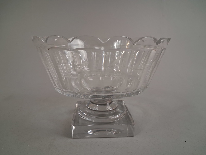 Skål på fot. Möjligtvis Heisey Glass Company.