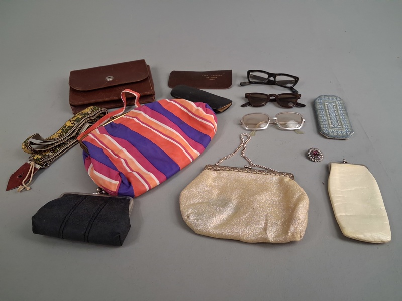 Diverse. Bl.a glasögon, små väskor, m.m.