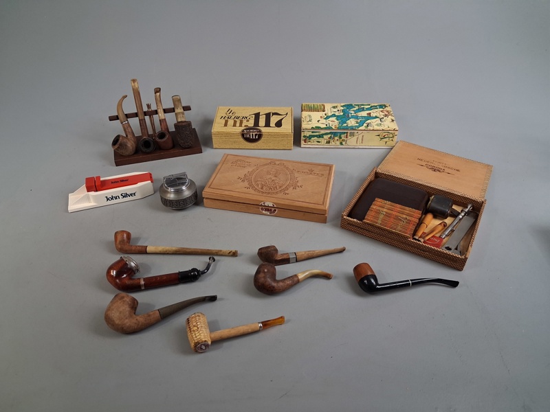 Diverse pipor med tillbehör.