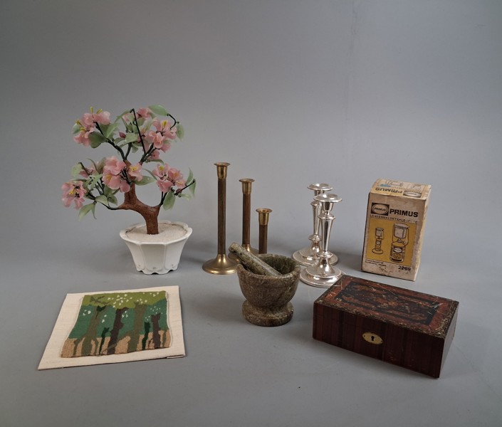 Diverse. Bl.a Mortel, Primus lykta, Ljusstakar m.m.