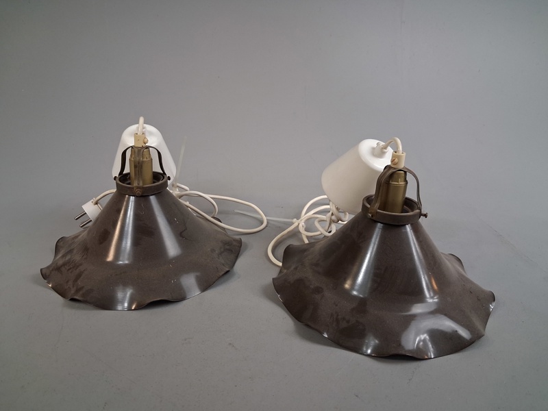 2 Tak/Fönsterlampor. Brun nyans. Plåt.