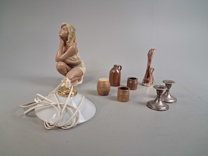 Diverse. Bl.a Figurin. Kvinnofigur.