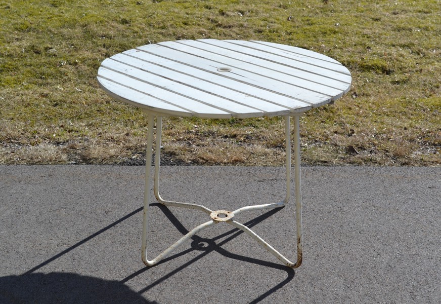 Trädgårdsbord. Troligtvis Grythyttan, hopfällbart.