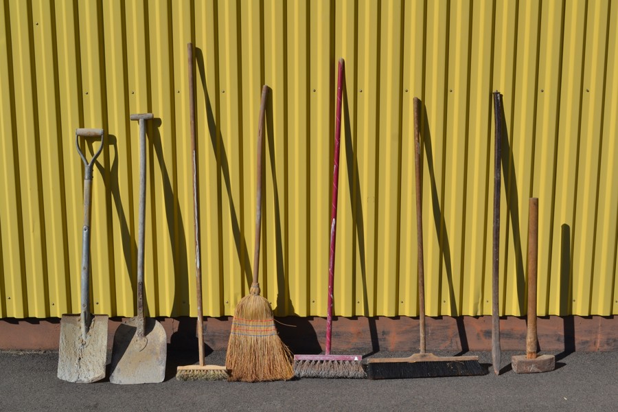 Trädgårdsredskap & sopborstar.