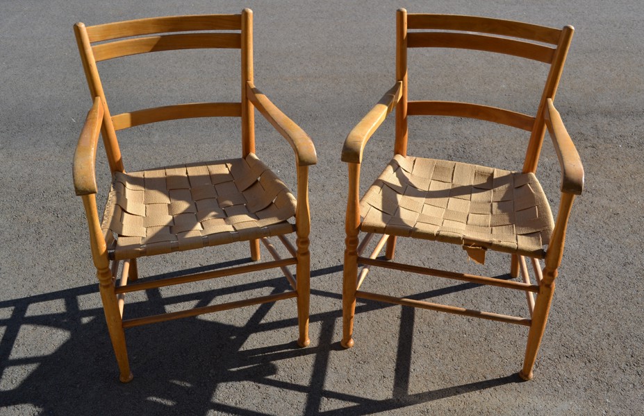 2 Karmstolar med flätade sitsar. Bok, 1900-talets mitt.