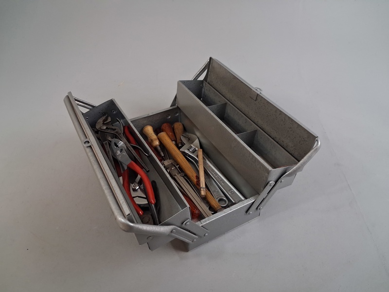 Verktygslåda metall med verktyg.