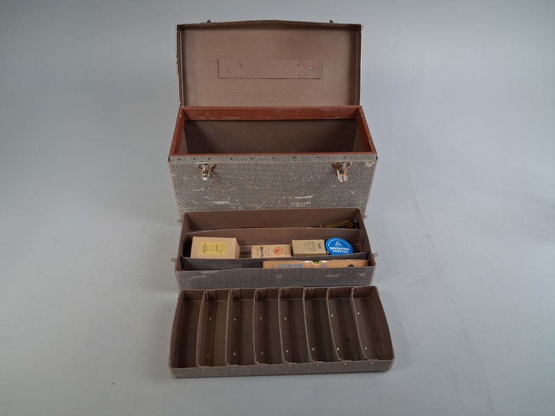 Äldre väska, sortering. Verktygslåda. Med innehåll.