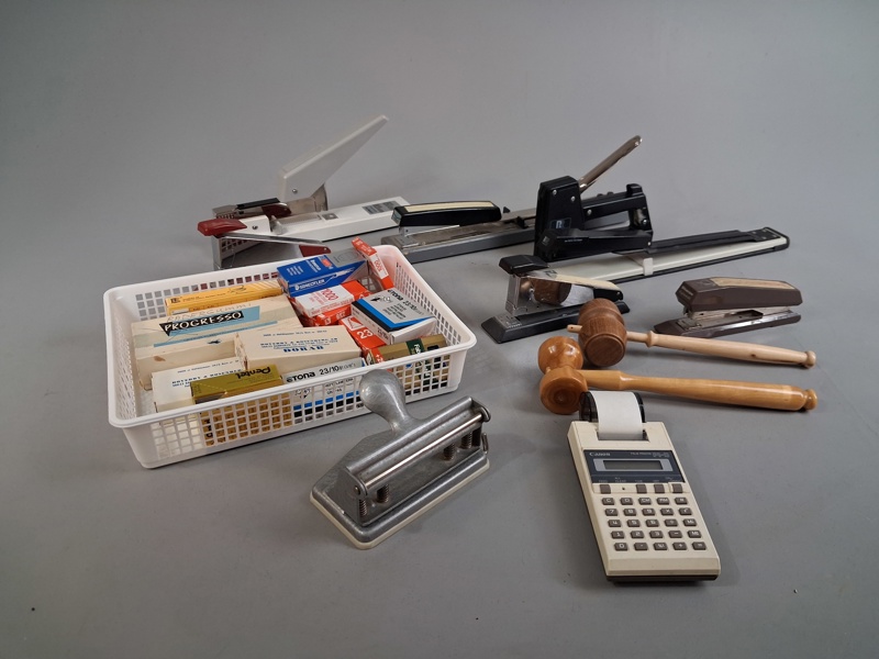 Diverse kontors-tillbehör, Flera häftapparater. m.m.