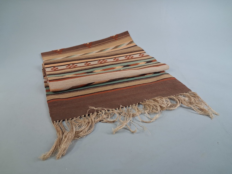 Vävnad/väggbonad. Handarbete.