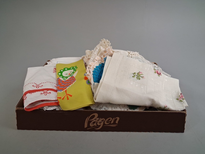 Diverse textil. Bl.a Virkat.