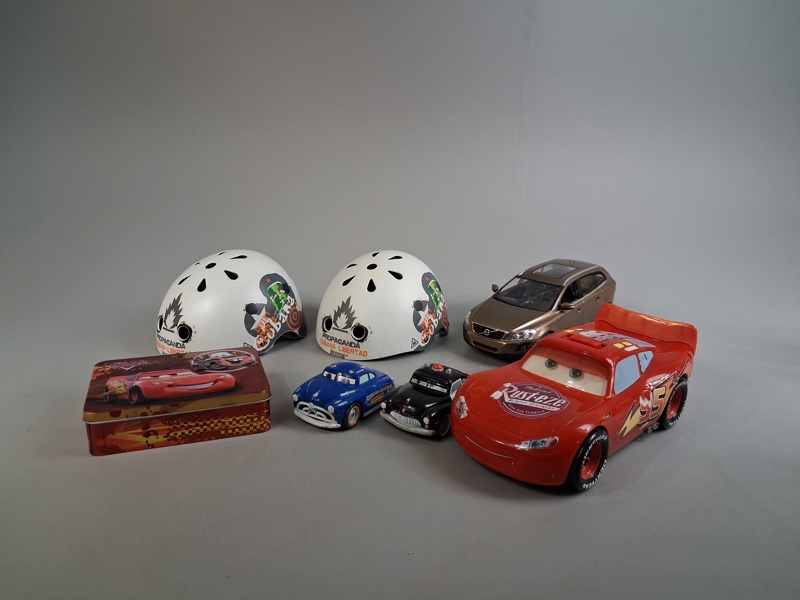 Diverse leksaksbilar, hjälmar m.m.