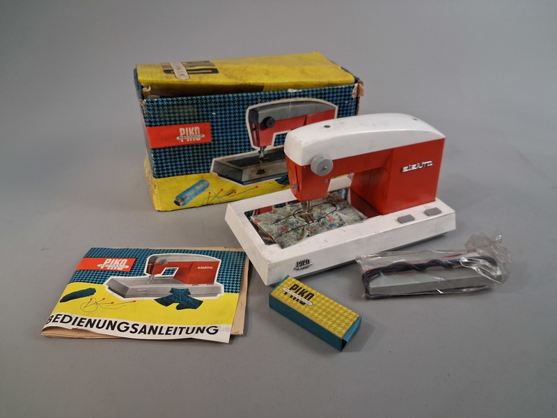 Liten symaskin. Piko Mechanik.