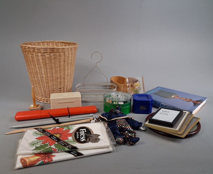 Diverse. B.la ramar, Bok Svenskt glas, sytillbehör m.m.