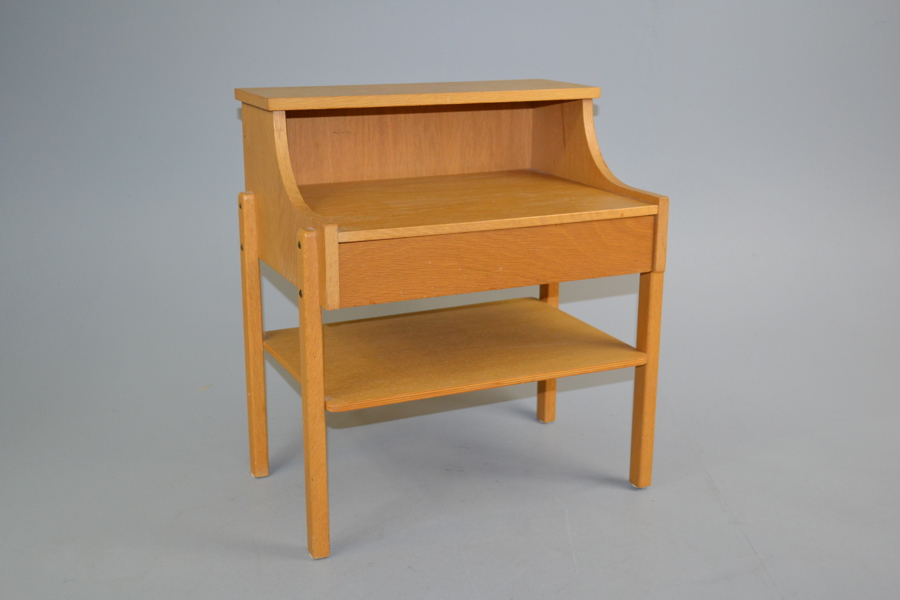 Sängbord. Bok, 1900-talets andra hälft.