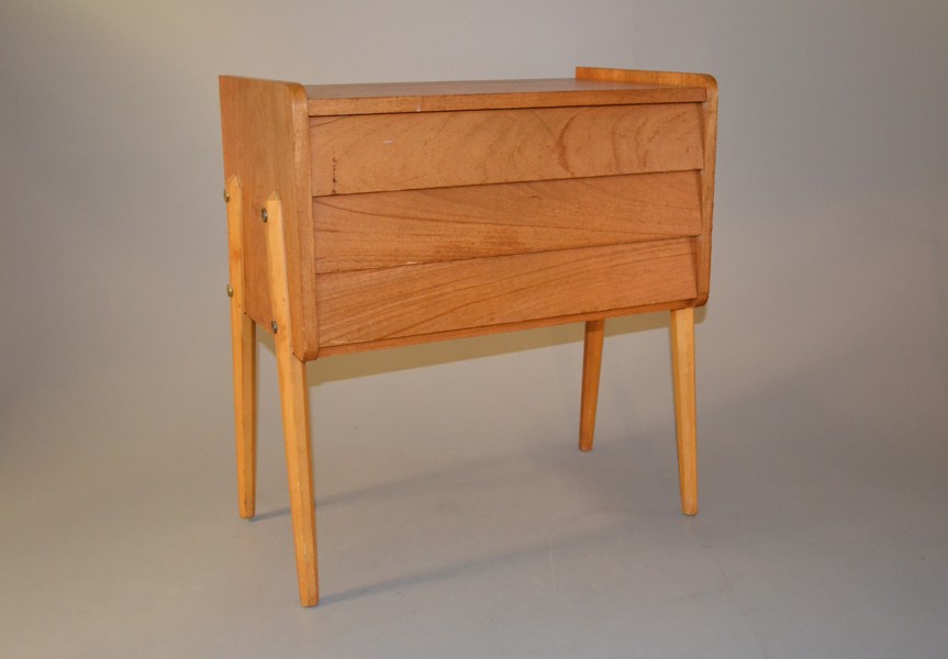 Mindre byrå. Teak, 3-lådor, 1950/60-talet.