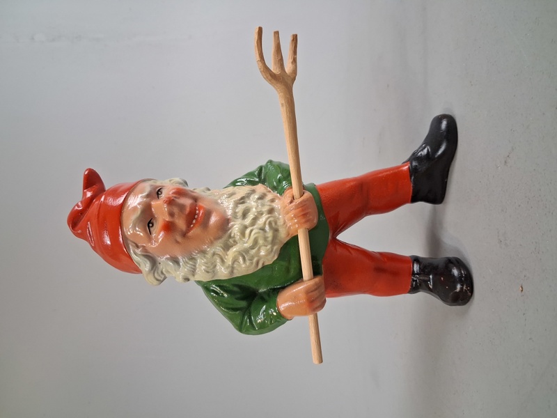 Tomte med träverktyg terrakotta. Tyskland