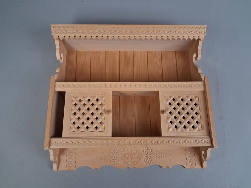 Vägghylla, trä allmogestil. Poland.