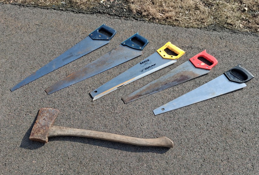 Diverse sågar & stor yxa.