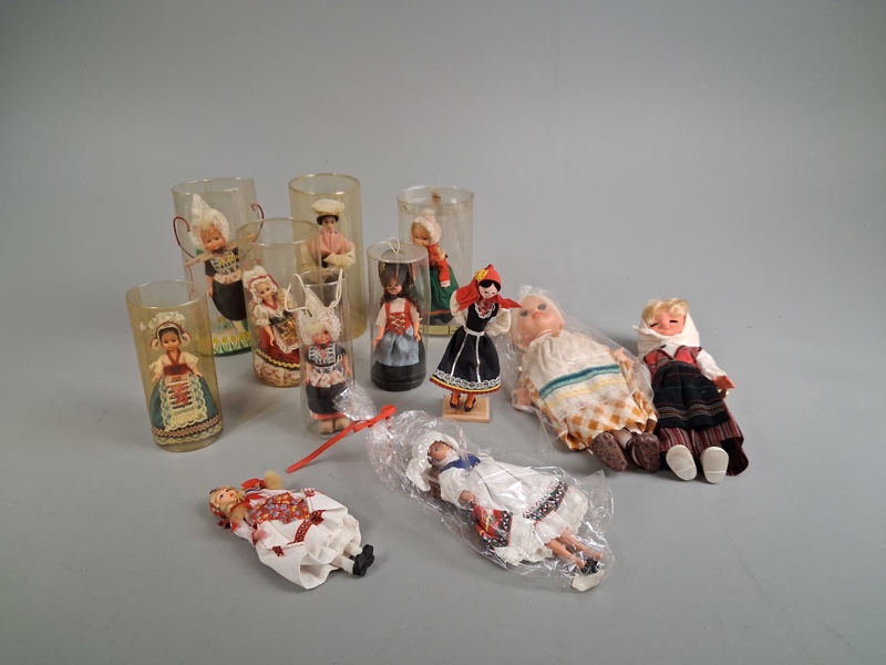 Diverse samlar dockor.