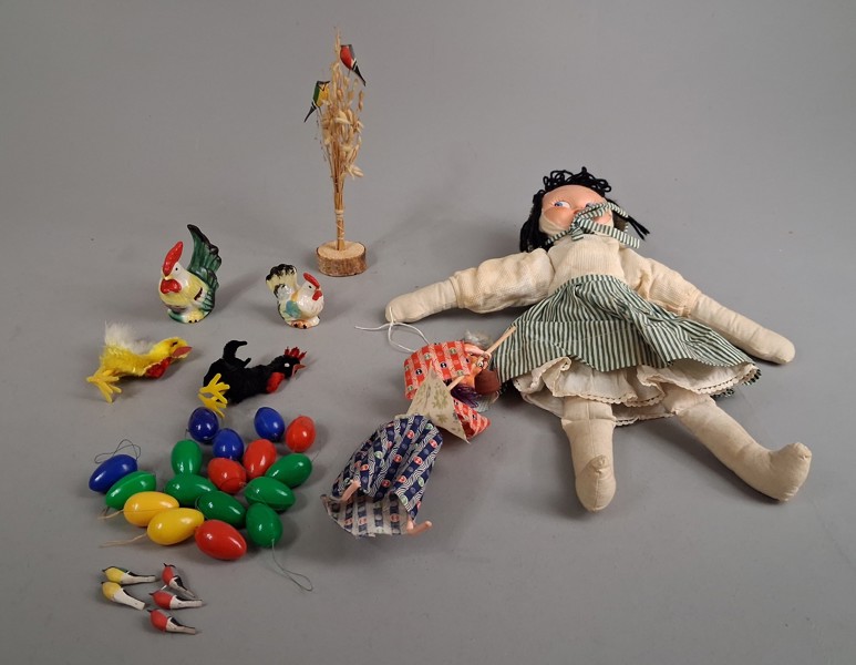 Diverse påskpynt & dockor.