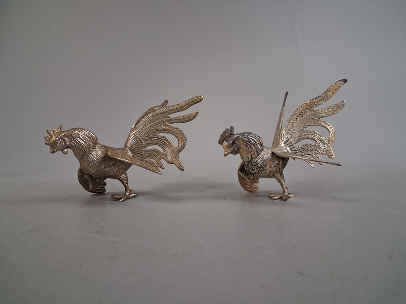 Bordsskulpturer. Tuppar, 1900-talet.